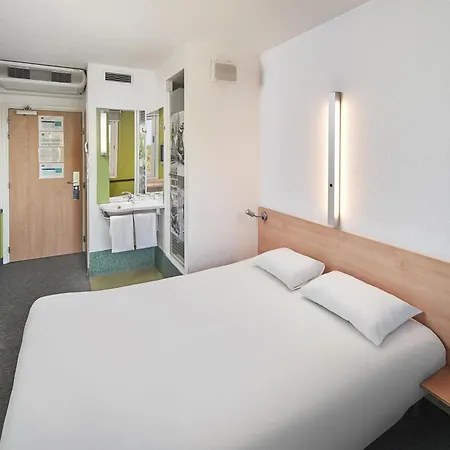 Ibis Budget Poludnie Отель *