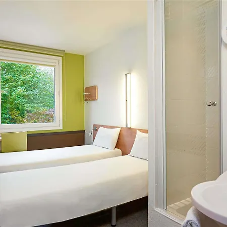 Ibis Budget Poludnie Отель *